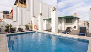 Pool and solarium on the roof terrace